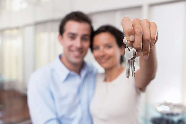 Young-couple-holding-key-600px.jpg Young-couple-holding-key-600px.jpg