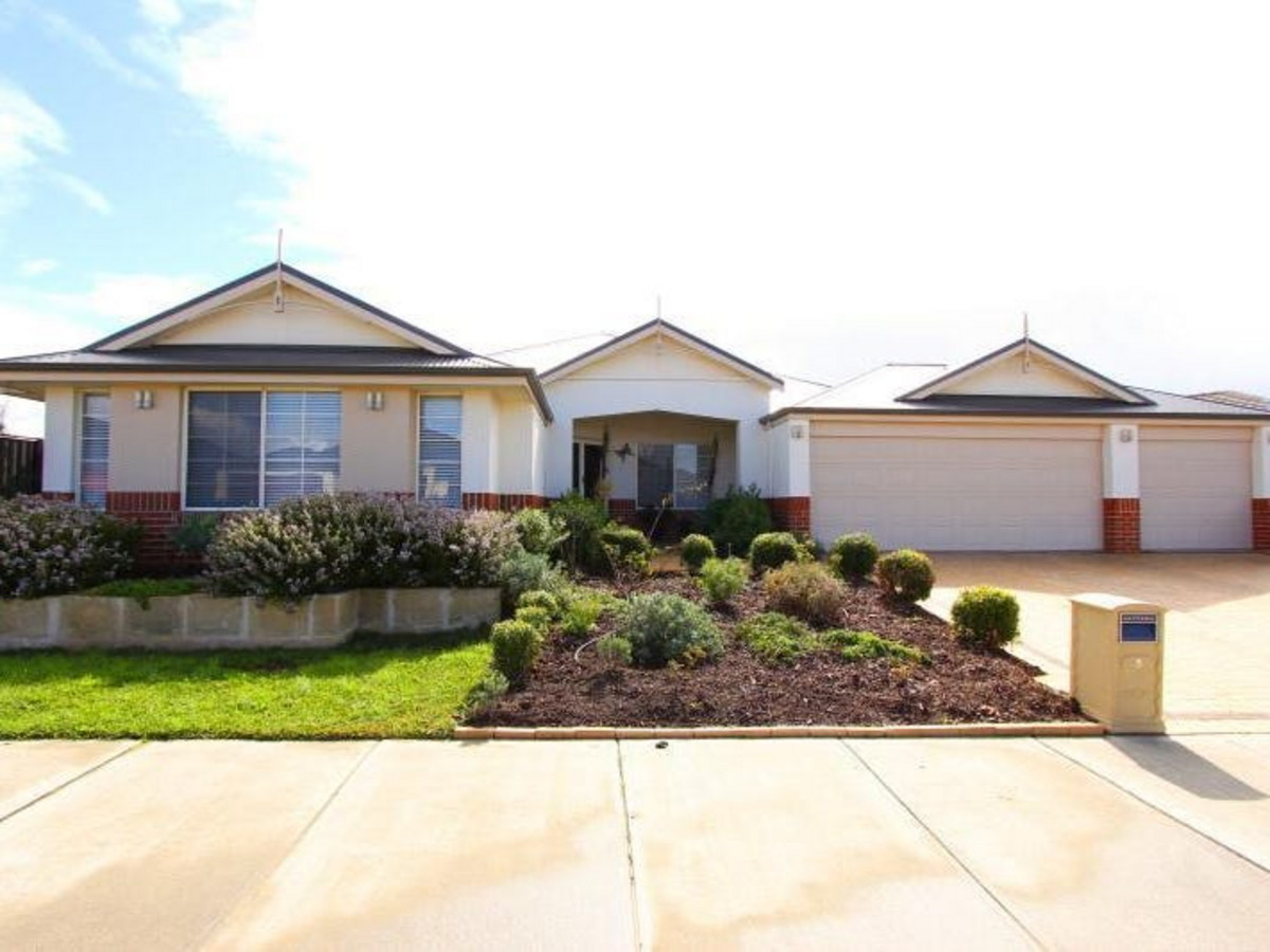 Spacious Private Estate Family Living