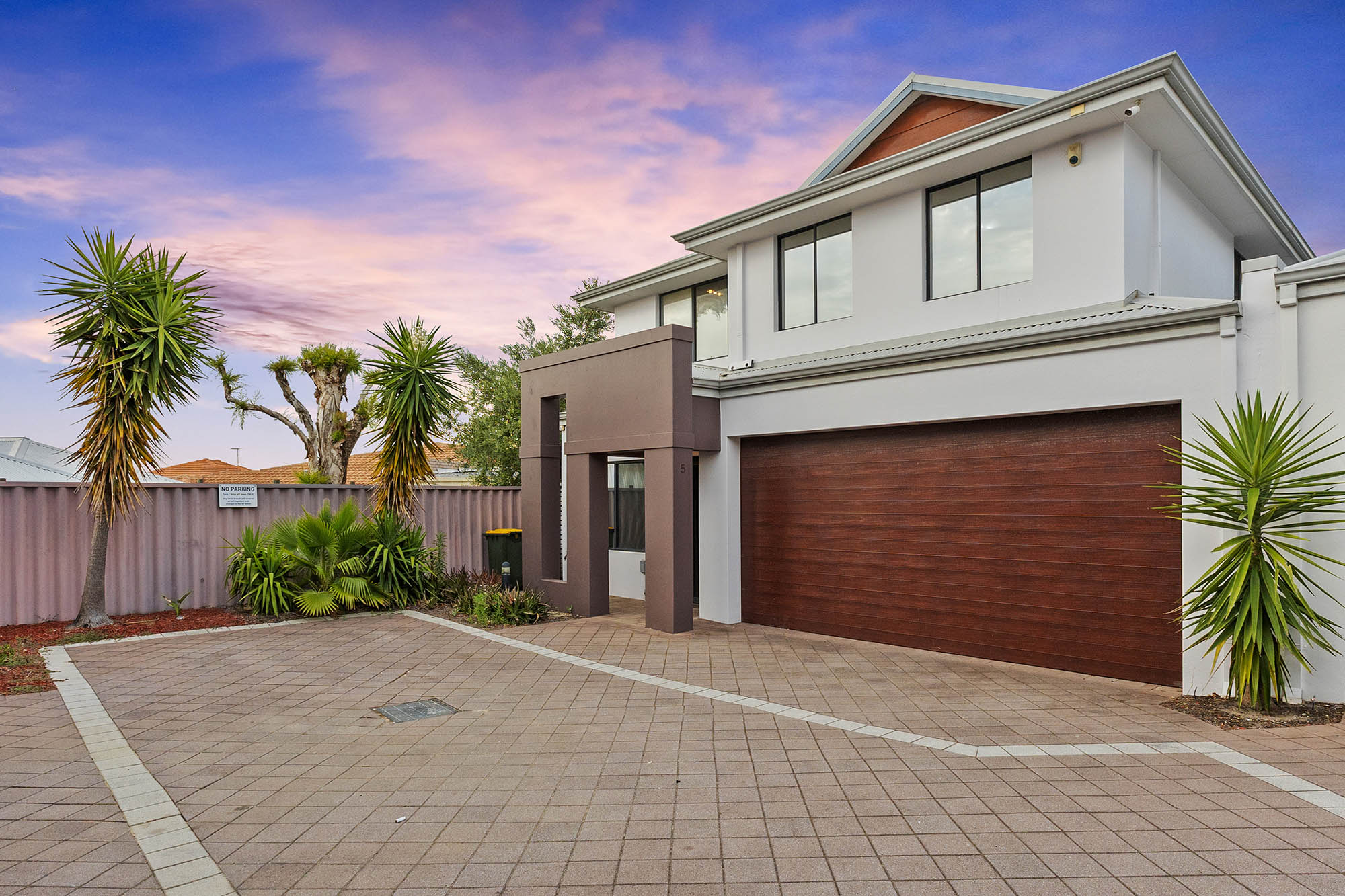 WOW factor Size Bedrooms, spaciousness + separate space and quite position!