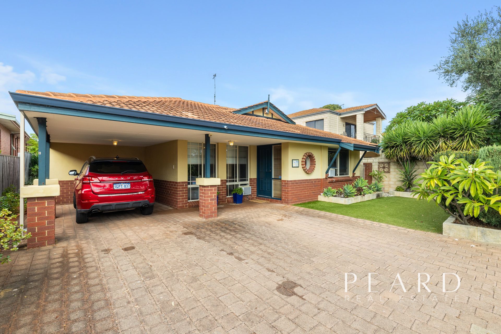 250M TO PARK, 1300M TO BEACH AND CAFES